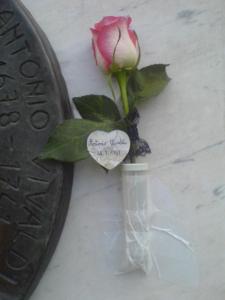 vivaldi monument_rose_close up