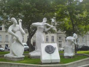 vivaldi monument_whole thing with rose