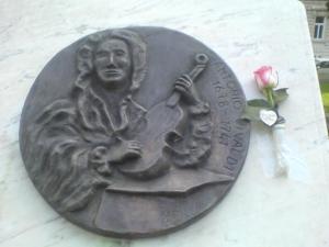 vivaldi monument_with rose